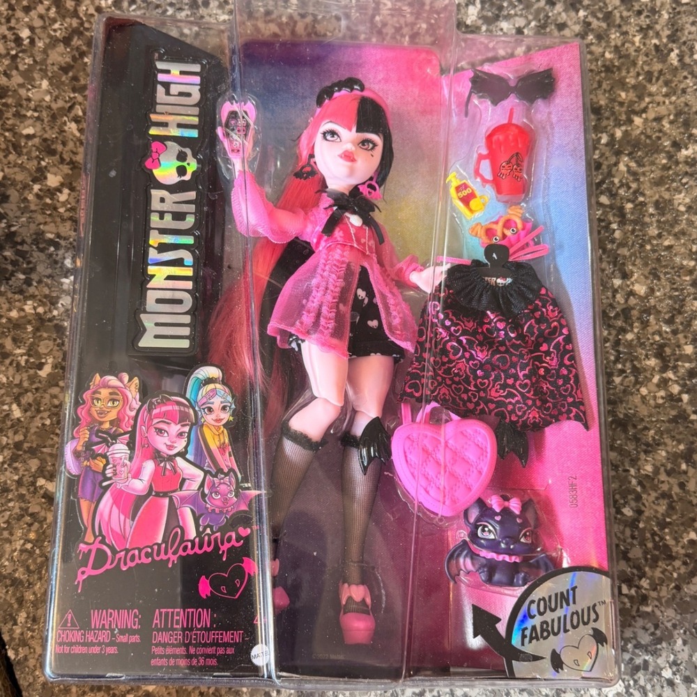 Monster High G3 Draculaura Doll Mattel HHK51 Pink Black Hair Count Fabulous New